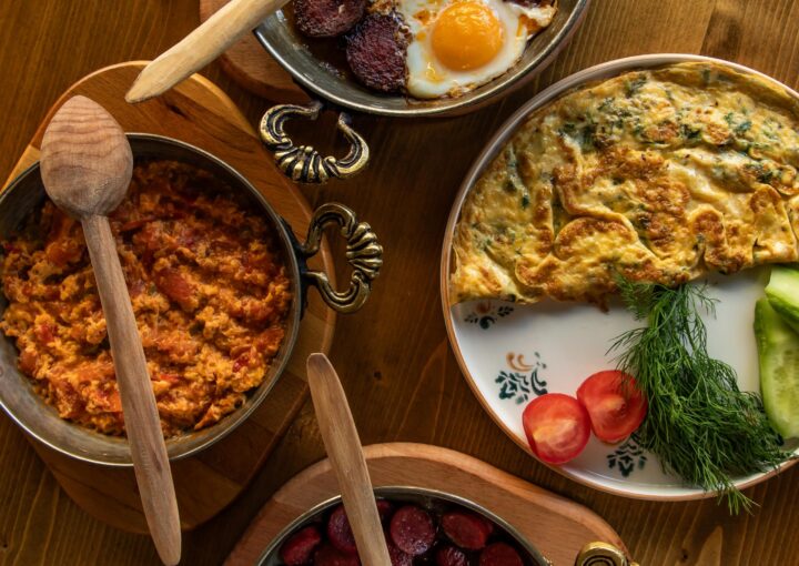 Filizof İzmir Bostnlı Kahvaltı Sahanda Sucuk Sahanda Yumurta ve Omlet