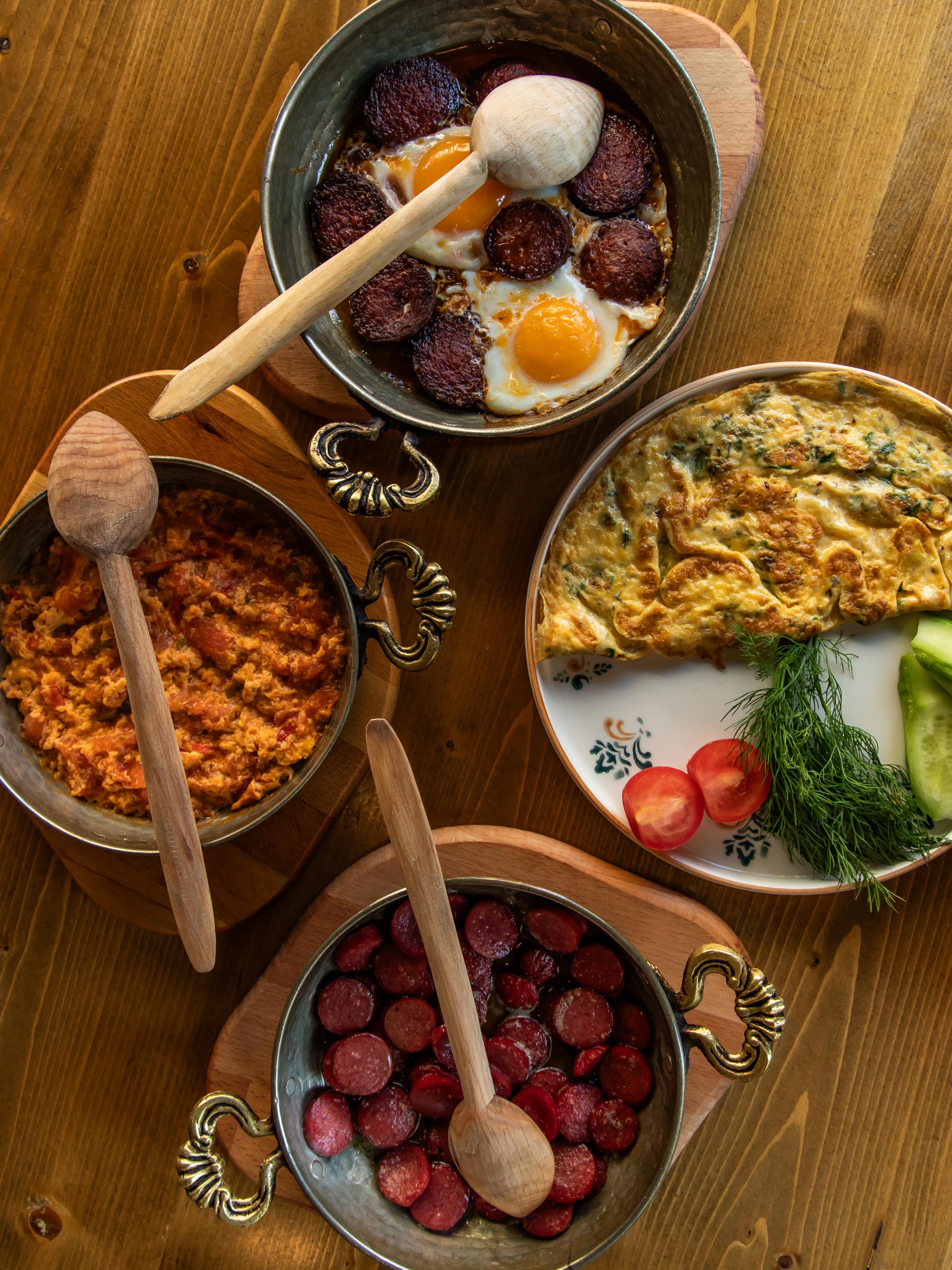 Filizof İzmir Bostnlı Kahvaltı Sahanda Sucuk Sahanda Yumurta ve Omlet
